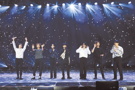 방탄소년단이 온라인 콘서트 ‘방방콘 더 라이브’에서 근황을 소개하며 팬들과 소통했다.
