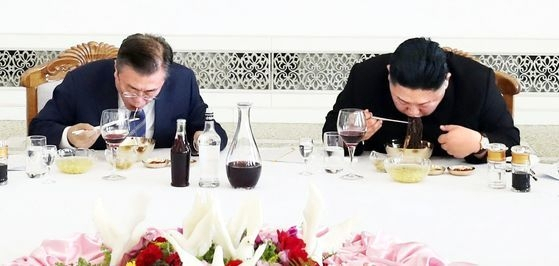 문재인 대통령과 김정은 북한 국무위원장이 2018년 9월 19일 평양 옥류관에서 오찬을 하고 있다. [평양사진공동취재단]