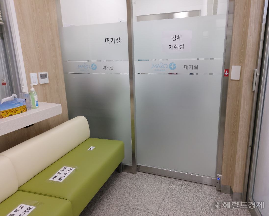 마포구 신축 선별진료소 입구.