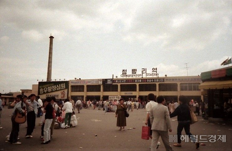 1970년대의 청량리역 광장. [동대문구]