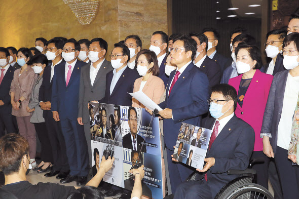 미래통합당 초선의원들이 15일 국회에서 기자회견을 열고 원 구성 협상과 관련한 입장을 밝히고 있다. [연합]