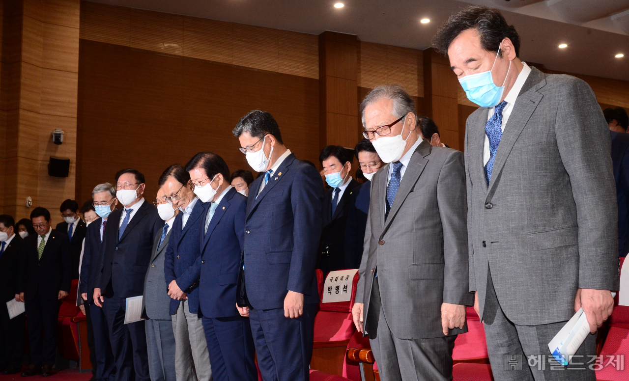 [헤럴드경제=이상섭 기자] 15일 오전 서울 여의도 국회 의원회관에서 열린 6·15 공동선언 20주년 더불어민주당 기념행사에 참석한 참석자들이 묵념을 하고 있다. babtong@heraldcorp.com