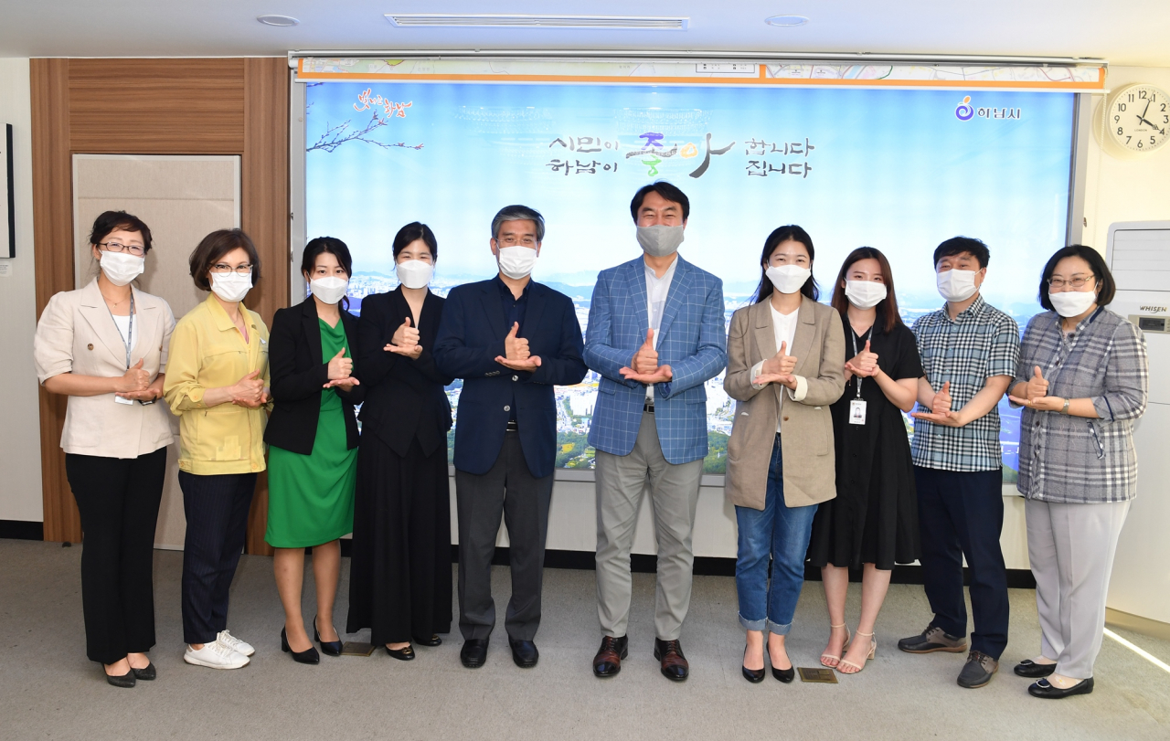 하남시가 전국 최초로 自家격리자 전담공무원용 심리지원 교육 프로그램을 개발했다. [하남시]