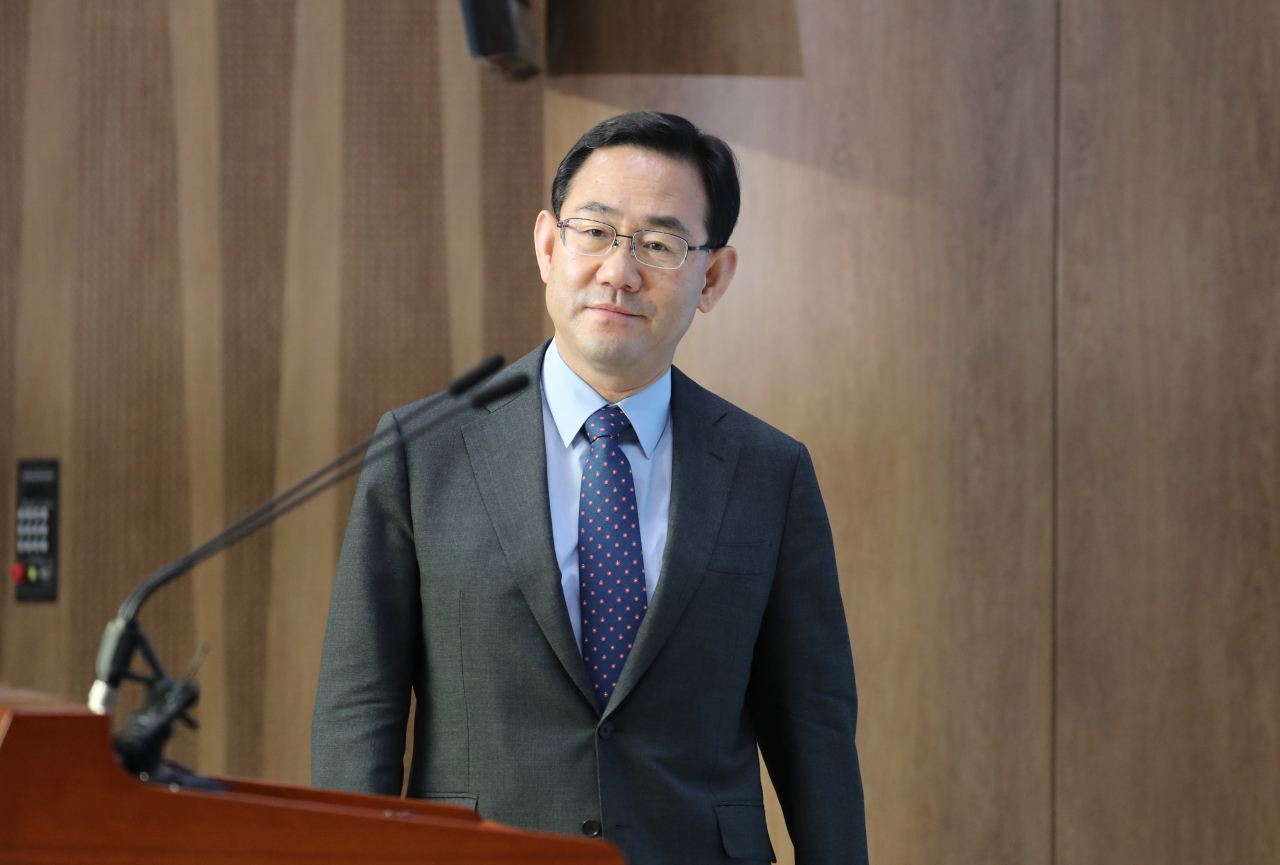 주호영 미래통합당 원내대표가 15일 서울 여의도 국회 소통관에서 열린 긴급 기자회견에 입장하고 있다. [연합]