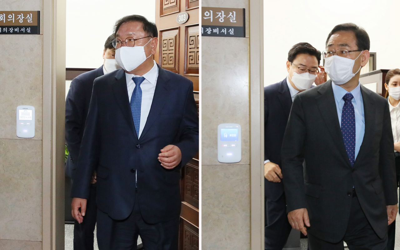 국회 상임위원회 구성이 지연되고 있는 가운데 김태년 더불어민주당 원내대표와 김영진 원내총괄수석부대표(왼쪽 사진), 주호영 미래통합당 원내대표와 김성원 원내수석부대표가 15일 국회 의장실에서 회동한 뒤 각각 의장실을 나오고 있다. [연합]