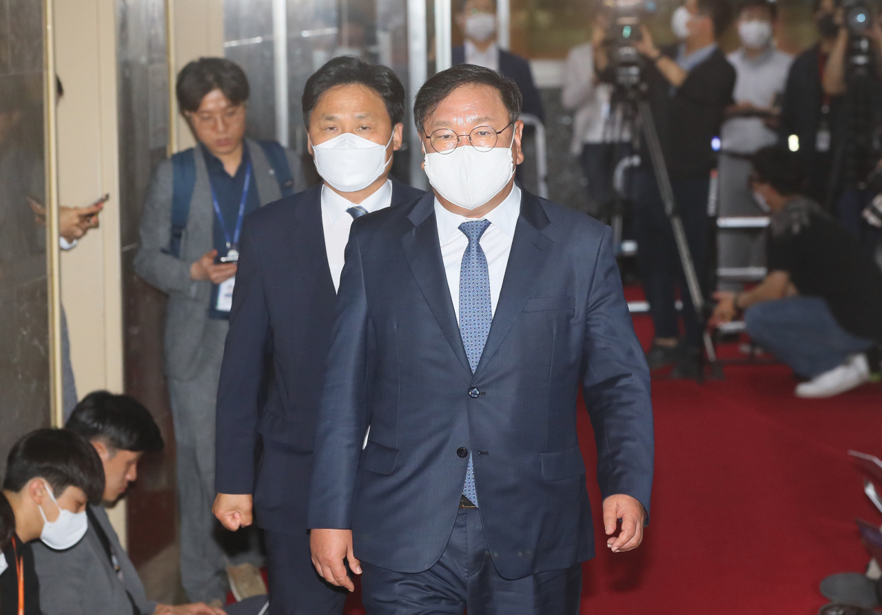 국회 상임위원회 구성이 지연되고 있는 가운데 김태년 더불어민주당 원내대표가 15일 국회에서 의장과 여야 원내대표 회동을 위해 의장실에 들어가고 있다. [연합]
