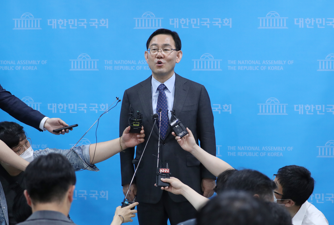 미래통합당 주호영 원내대표가 15일 서울 여의도 국회 소통관에서 긴급 기자회견을 마친 후 취재진 질문에 답하고 있다. [연합]
