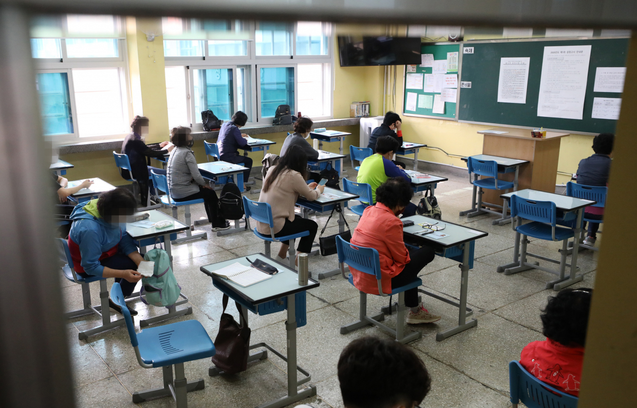 지난해 서울 첫 검정고시가 치러진 서울 용산구 선린중학교 모습. 수험생들이 시험 준비를 하고 있다. [연합]