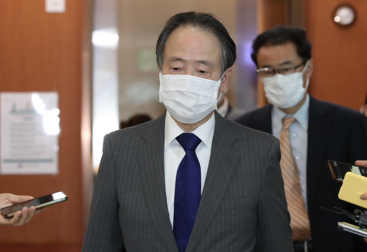 도미타 고지(富田浩司) 주한 일본 대사가 15일 오후 서울 종로구 외교부 청사로 초치된 뒤 외교부 청사를 나서고 있다. 일본 정부가 지원하는 일반재단법인 '산업유산국민회의'는 일제 강점기 강제징용 역사를 왜곡하는 내용이 담긴 일본의 산업유산정보센터를 이날 일반에 공개했다. [연합]
