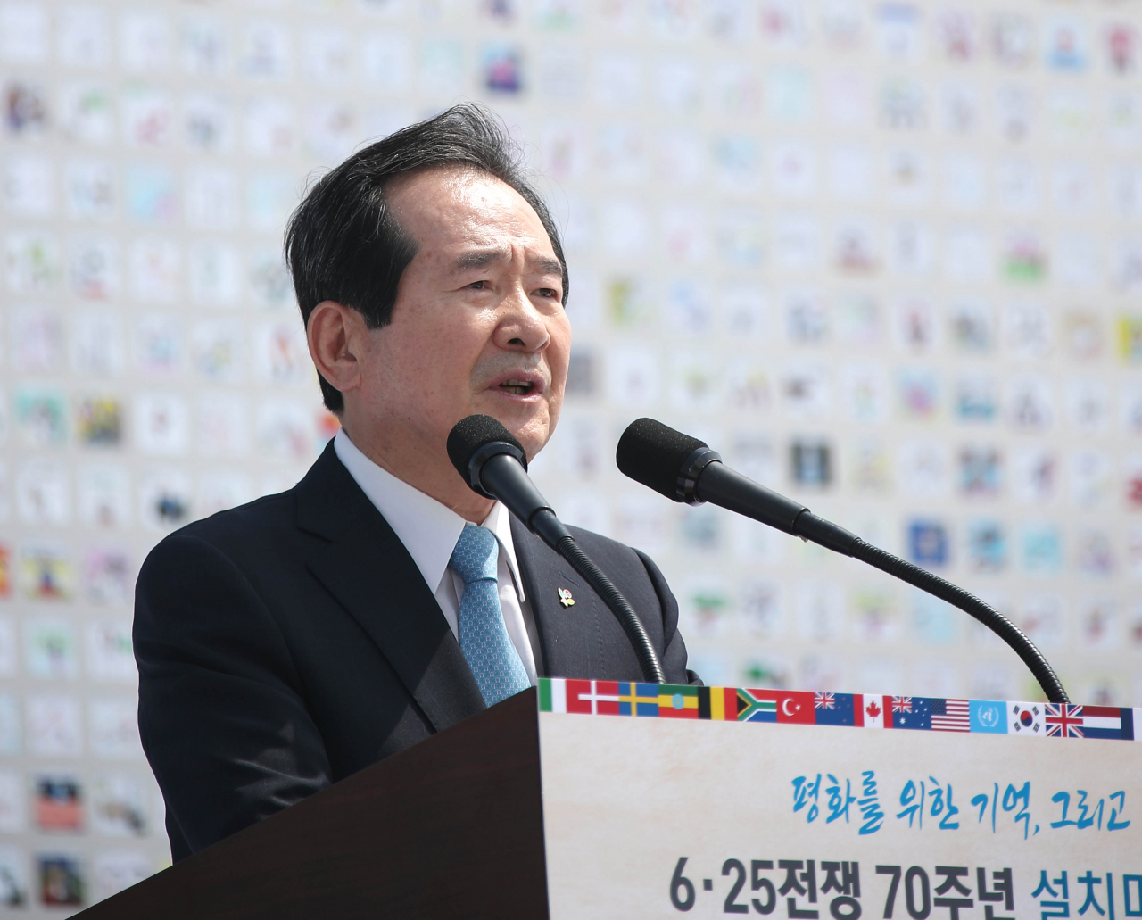 정세균 국무총리가 15일 6·25전쟁 70주년 사업추진위원회 주최로 서울 광화문광장에서 열린 설치미술 특별전 '광화문 아리랑' 설치미술 특별전 제막식에서 기념사를 하고 있다. ［연합］