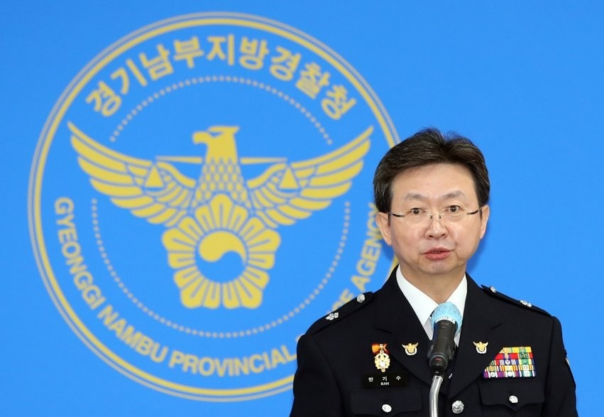 15일 오전 경기 이천경찰서에서 반기수 경기남부지방경찰청 2부장이 이천 물류창고 신축공사 현장 화재사고 중간 수사결과를 발표하고 있다. [연합]