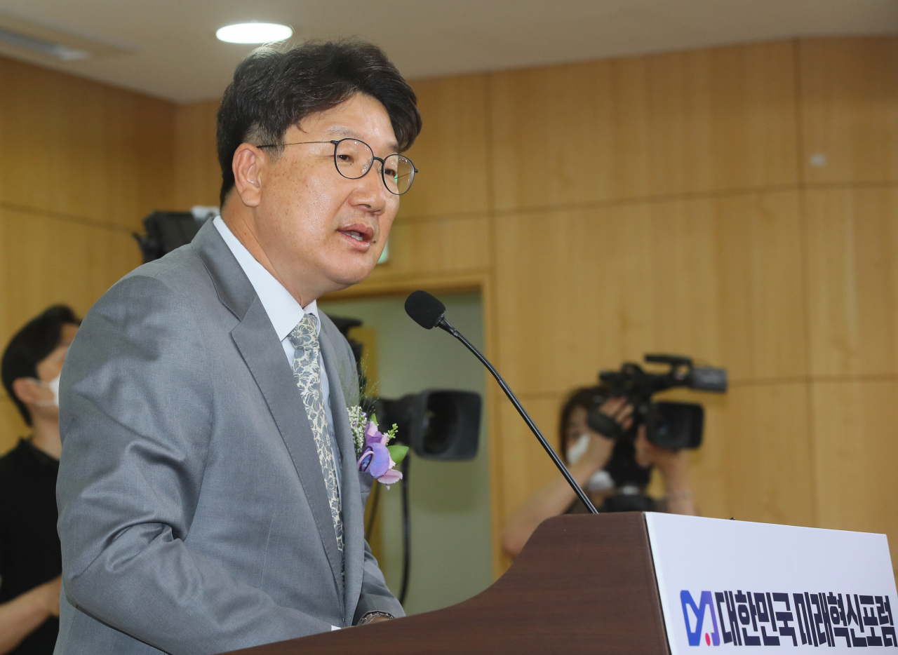 권성동 무소속 의원이 9일 국회 의원회관에서 열린 '대한민국 미래혁신포럼' 21대 국회 개원 기념 특별강연에서 축사하고 있다. [연합]