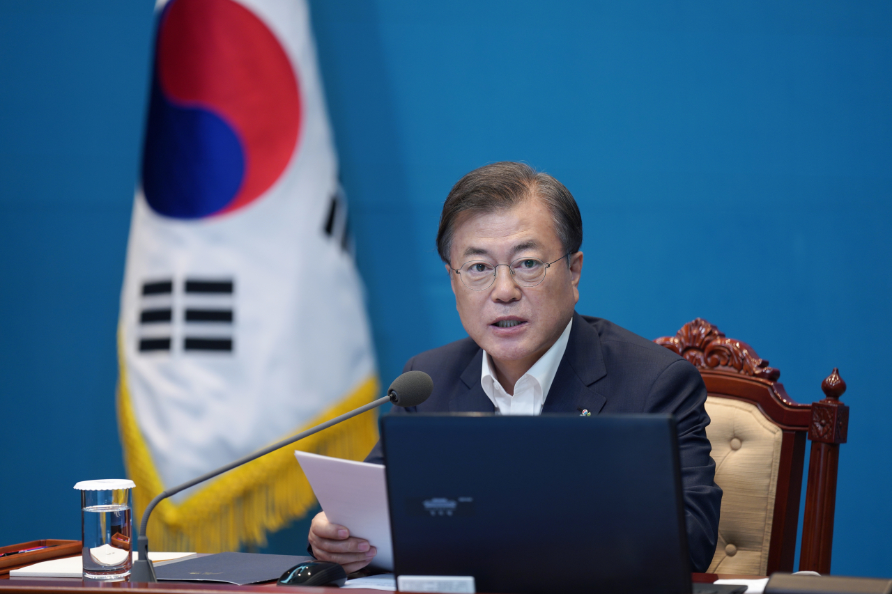문재인 대통령이 15일 청와대에서 수석·보좌관 회의를 주재하고 있다. [연합]