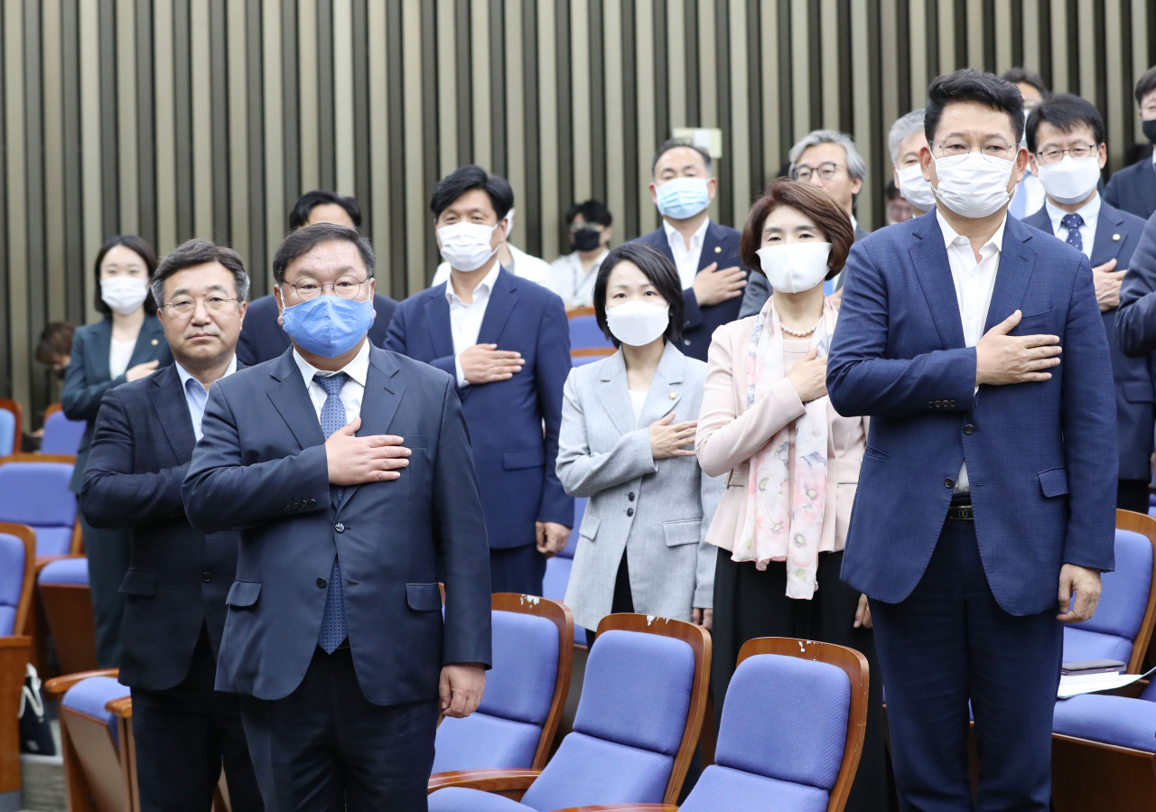 더불어민주당 김태년 원내대표와 의원들이 15일 서울 여의도 국회에서 열린 의원총회에서 국민의례를 하고 있다. [연합]