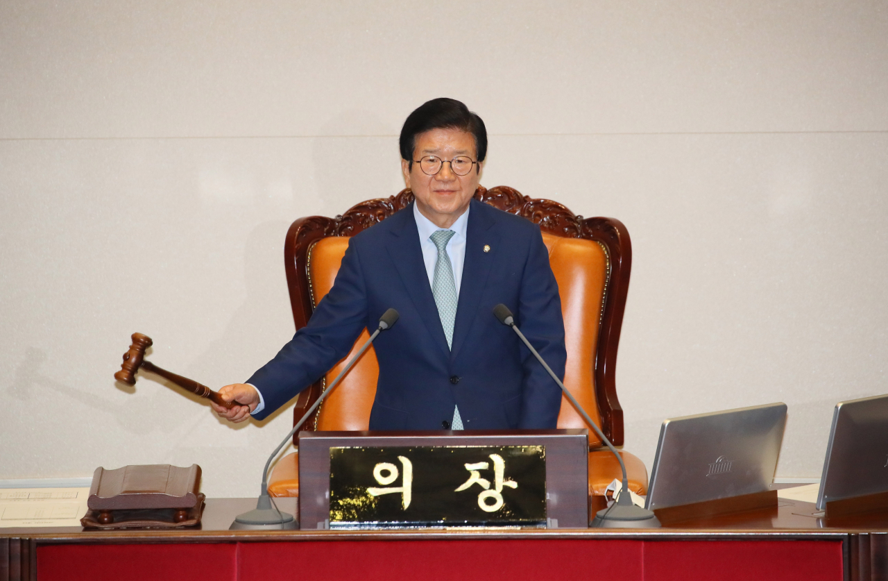 박병석 국회의장이 15일 국회 본회의장에서 열린 본회의에서 상임위원장 선거안건을 상정하며 의사봉을 두드리고 있다. [연합]