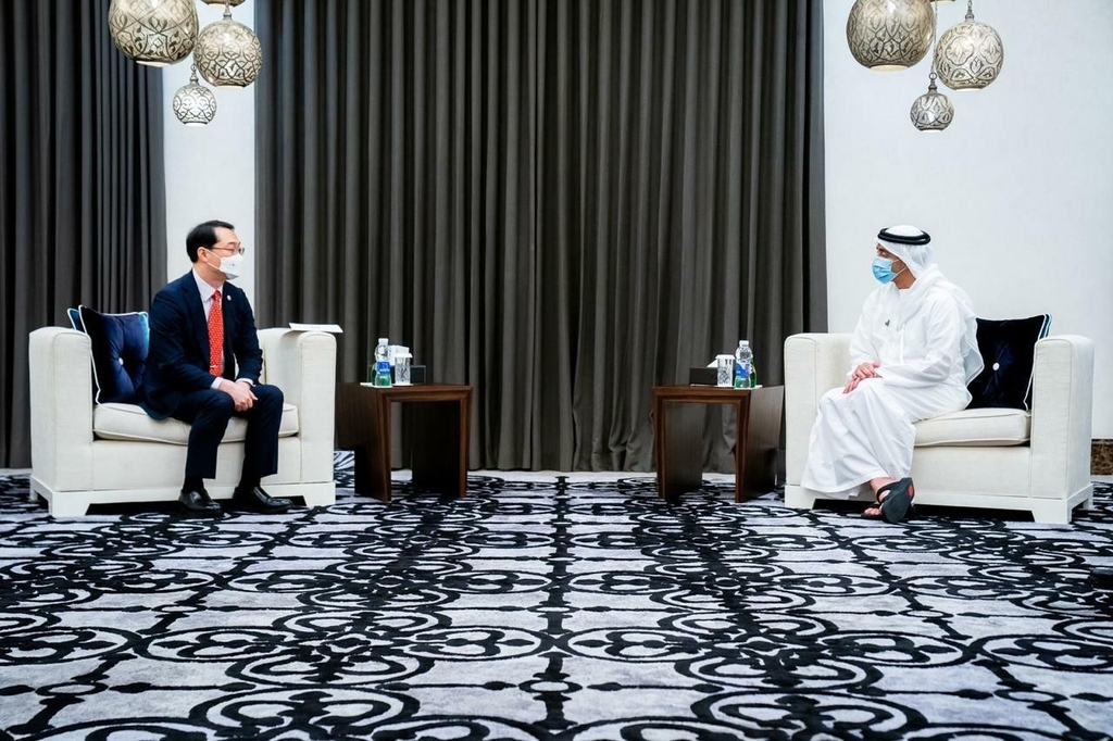 This photo, provided by Seoul's foreign ministry on June 15, 2020, shows Deputy Foreign Minister Kim Gunn (L) paying a courtesy call on UAE Foreign Minister Abdullah bin Zayed Al Nahyan during the visit to the Middle East country. (PHOTO NOT FOR SALE) (Yonhap)