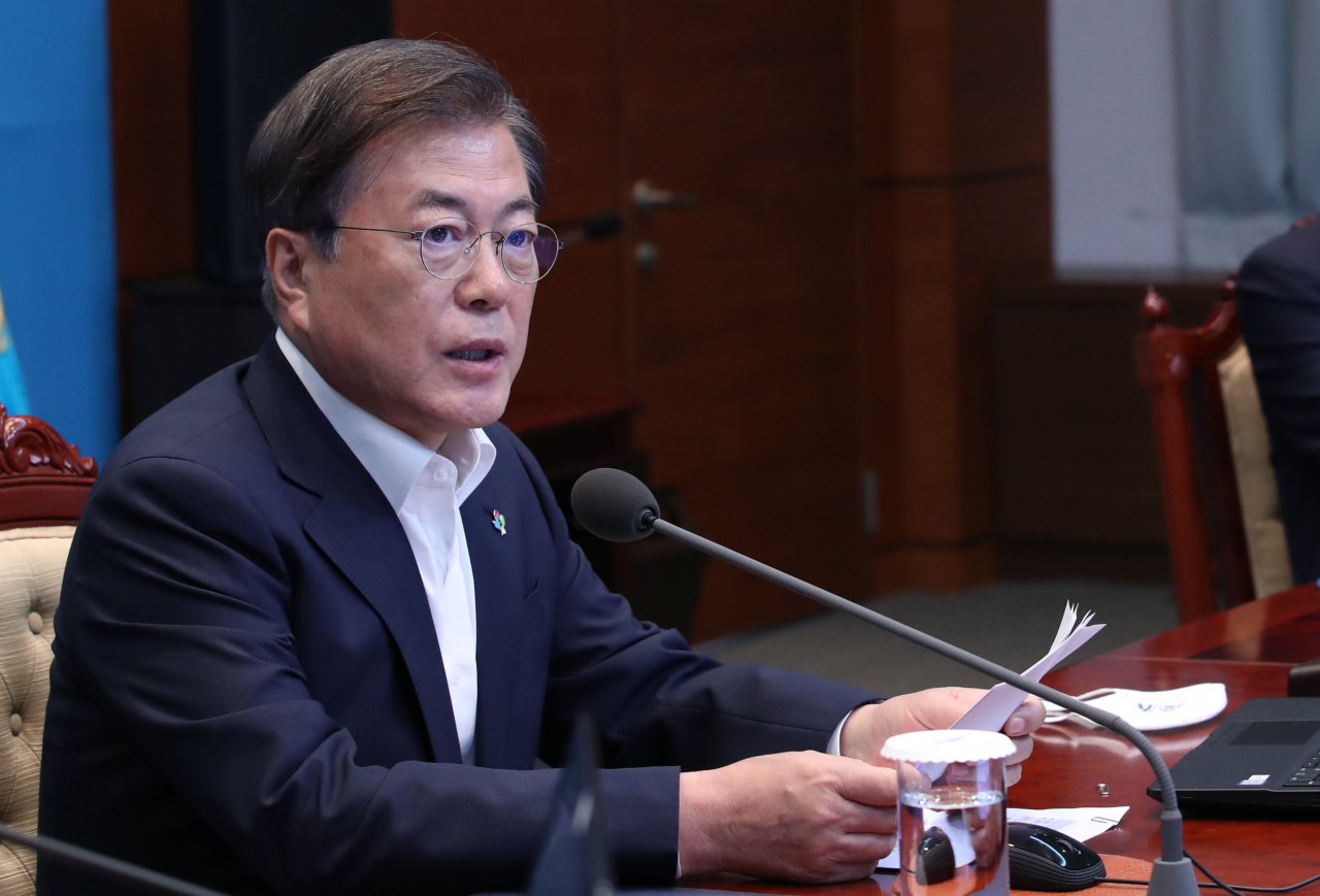 문재인 대통령이 15일 청와대에서 수석·보좌관 회의를 주재하고 있다. [연합]