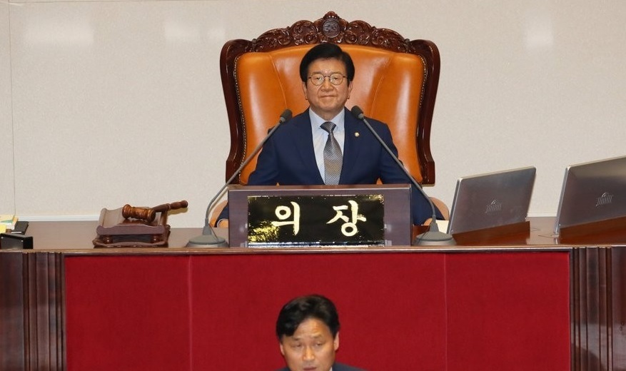 National Assembly Speaker Park Byeong-seug presides over a plenary assembly session. (Yonhap)