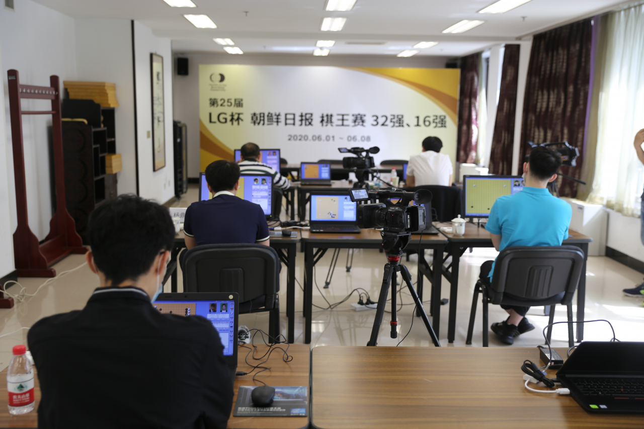 이달 초 열린 LG배 32강전, 16강전 당시 중국기원에서 온라인 대국중인 중국선수들의 모습