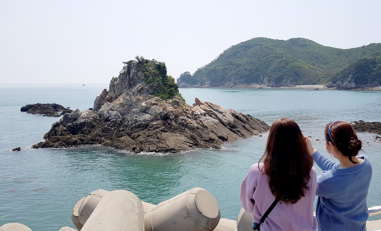 가의도는 5070세대의 리웨딩촬영, 바다낚시, 육쪽마늘 종구 공급지, 기암괴석의 절경으로 유명하다.