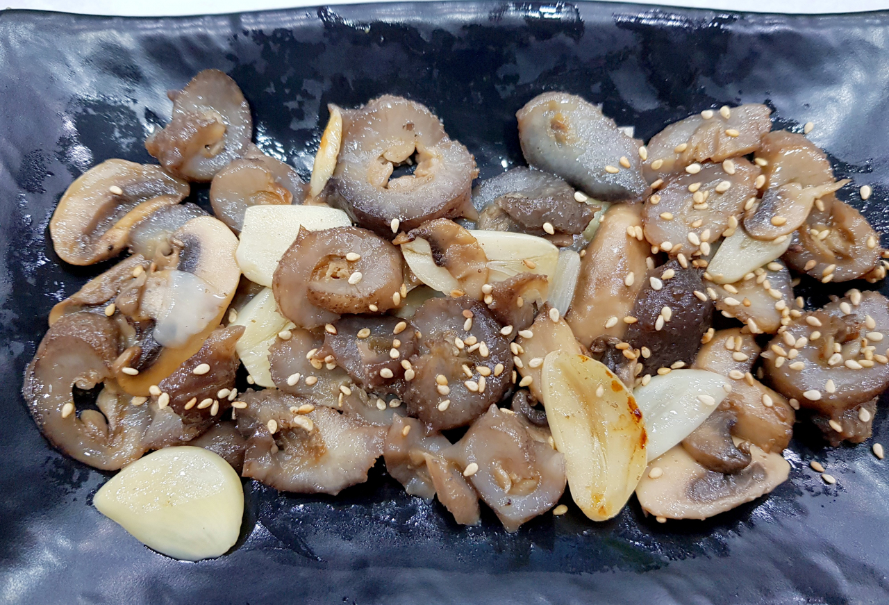반건조 전복과 육쪽마늘의 조화