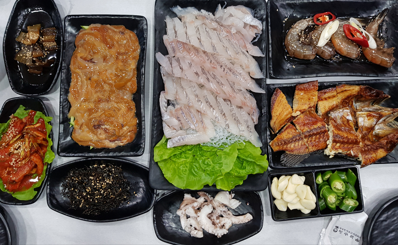 태안 한상. 보리 수확철인 초여름 가장 맛있다는 우럭회(가운데)와 새우장(오른쪽), 와다(왼쪽).