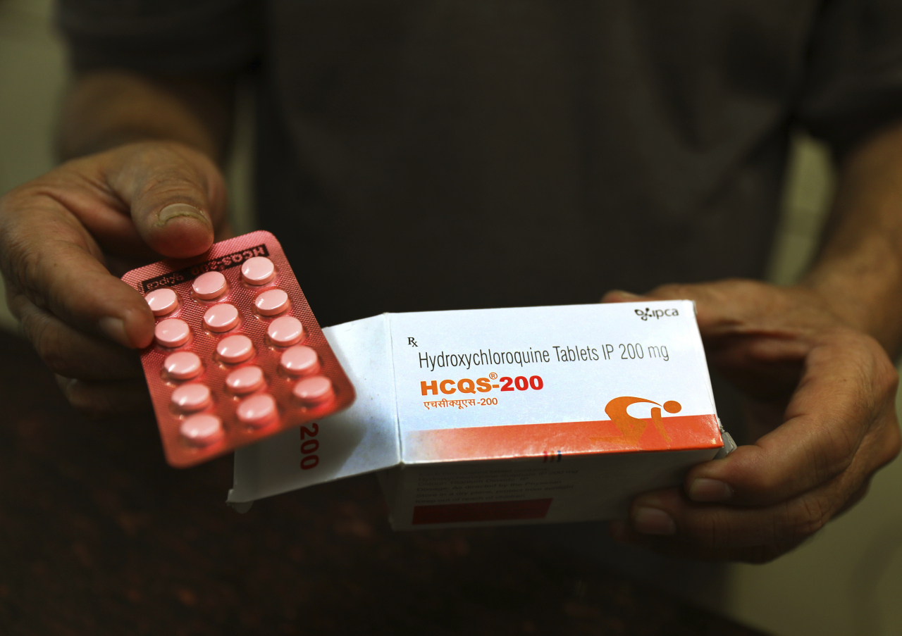 미국 식품의약국(FDA)이 15일(현지시간) 신종 코로나바이러스 감염증(코로나19) 치료 목적으로 허용했던 클로로퀸과 하이드록시클로로퀸에 대한 긴급 사용을 취소했다. 사진은 하이드록시클로로퀸 알약. [AP]