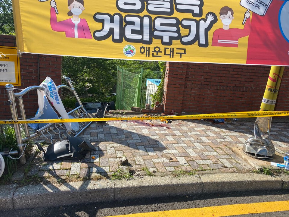 15일 오후 3시30분께 부산 해운대구 재송동 한 초등학교 스쿨존에서 아반떼 승용차가 인도 위 30대 여성과 6세 딸을 덮친 뒤 인근 벽을 부수고 추락한 현장. 이 사고로 6세 여아가 중태이며 엄마도 다쳐 병원에서 치료를 받고 있다. [연합]