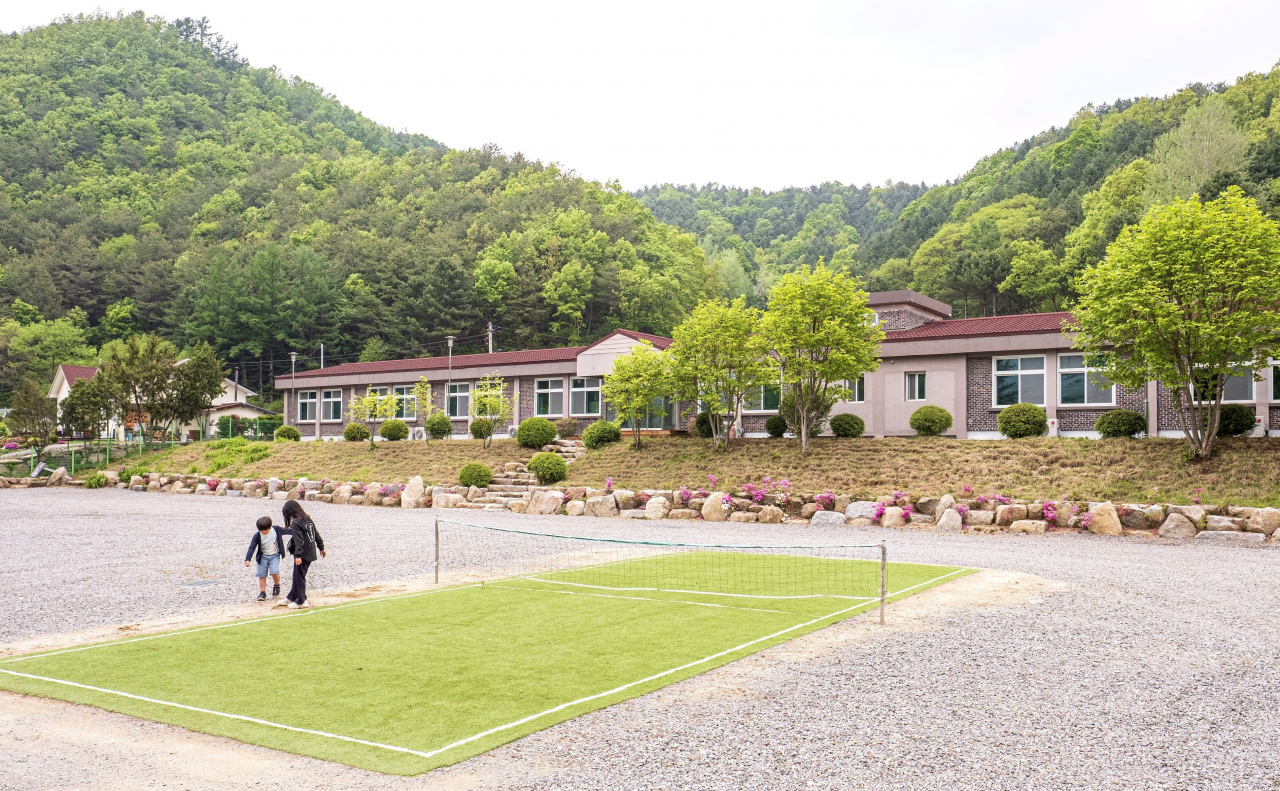 코로나사태이후 리모델링으로 잘 꾸며진 폐교에서의 호젓한 캠핑도 크게 늘었다.