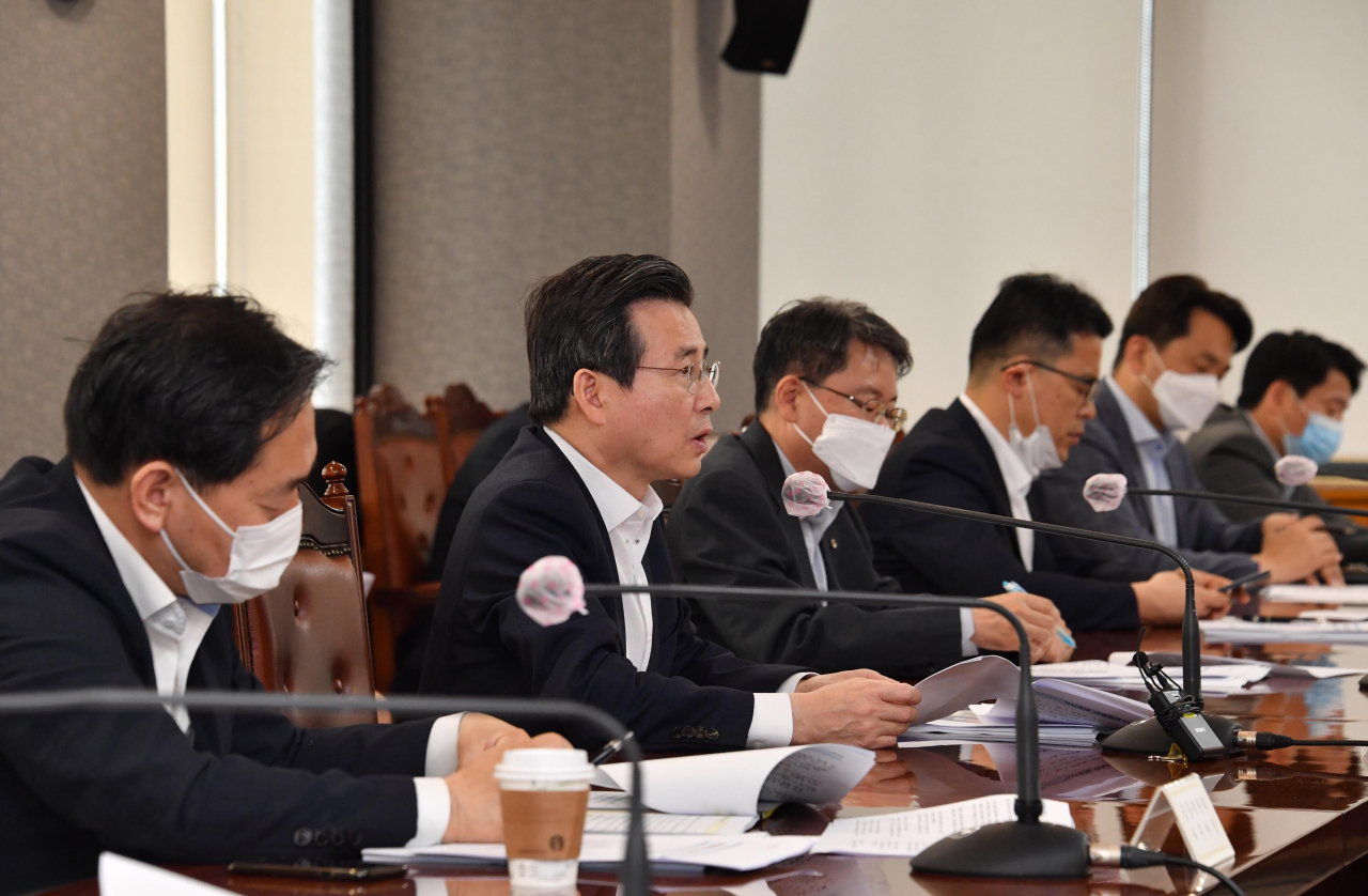김용범 기획재정부 차관이 16일 서울 중구 은행회관에서 거시경제 금융회의'를 주재하고 있다. 최근 실물경제 및 금융시장 동향을 점검하고 정부 대책을 논의하기 위한 이날 회의에서 김 차관은 주식시장의 새로운 투자자들인 ‘동학개미’가 증시 변동성 확대요인이 될 수 있다고 경고했다. [기획재정부 제공]