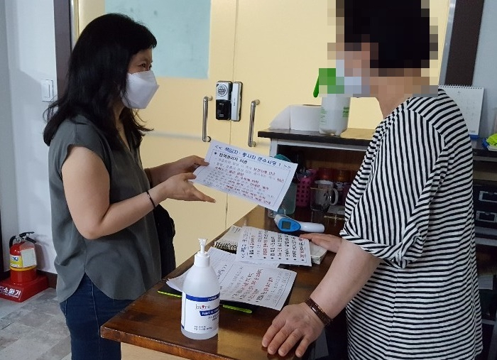 지난 8일 관악구 점검반이 의료기기 판매업소를 찾아 대표자를 대상으로 방역수칙 준수사항을 안내하고 있다. [관악구 제공]