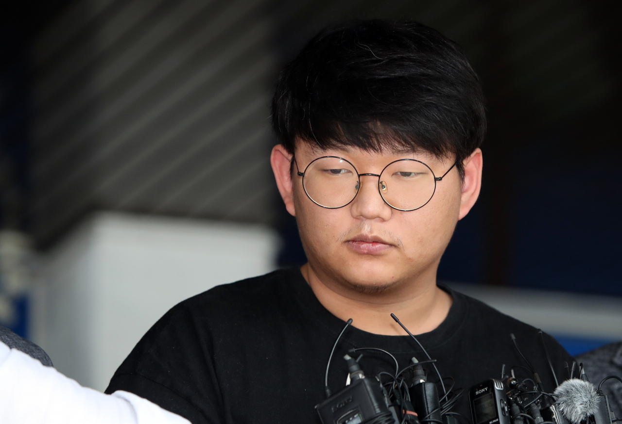 성 착취물을 공유하는 텔레그램 대화방인 ‘n번방’ 운영자로 경찰에 구속된 ‘갓갓’ 문형욱이 지난해 5월 18일 오후 검찰로 송치되기 전 경북 안동시 안동경찰서를 나서며 기자들의 질문을 듣고 있다. [연합]