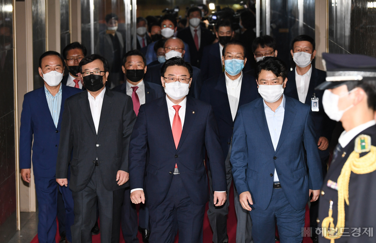 [헤럴드경제=이상섭 기자] 김성원 미래통합당 원내수석부대표와 의원들이 16일 오전 서울 여의도 국회에서 상임위원회 강제배정에 항의하기 위해 박병석 국회의장실로 향하고 있다. babtong@heraldcorp.com