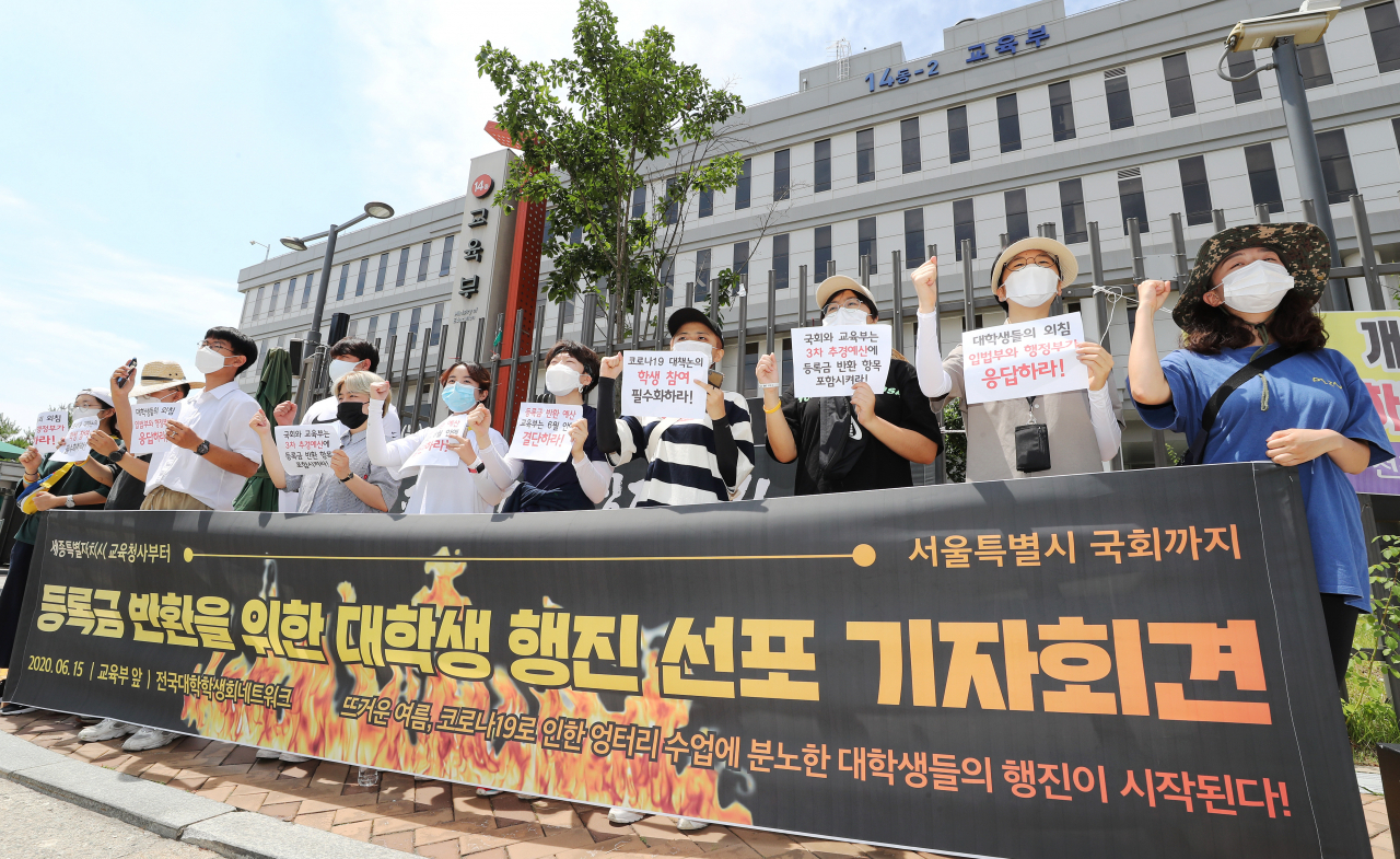 전국대학학생회네트워크 학생들이 지난 15일 오전 정부세종청사 내 교육부 청사 앞에서 ‘등록금 반환을 위한 교육부에서 국회까지 5박 6일 대학생 릴레이 행진 선포 기자회견’을 하며 구호를 외치고 있다. 학생들은 신종 코로나바이러스 감염증(코로나19)으로 인한 부실 수업에 따른 등록금 반환, 원격 수업 대책, 학생 안전, 인권 보장 등을 촉구했다. [연합]