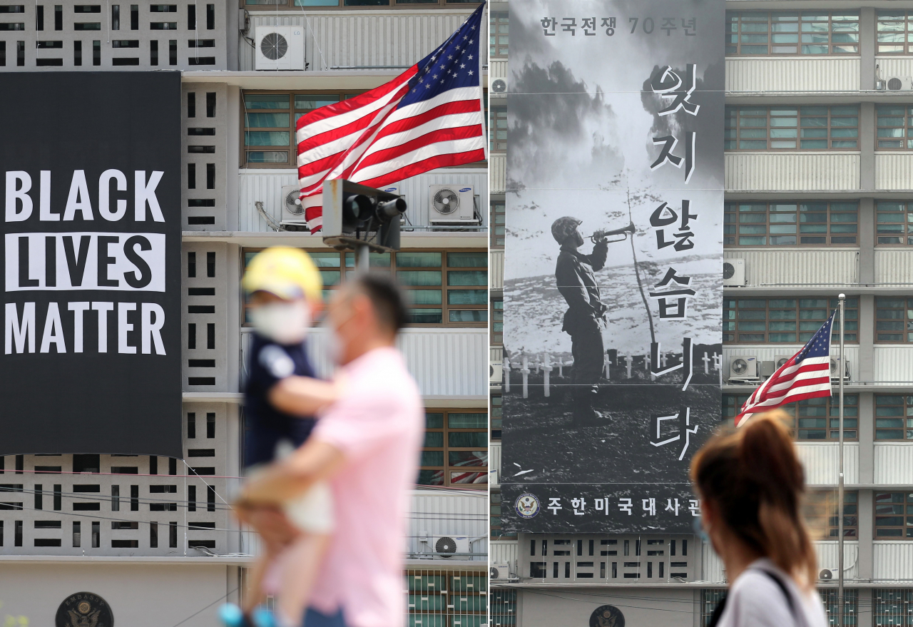 주한미국대사관 건물 전면에 걸린 '흑인 목숨도 소중하다'(Black Lives Matter) 배너가 이틀 만에 철거됐다. 이를 두고 도널드 트럼프 미국 대통령이 불만을 가졌기 때문이라는 외신보도가 나오는 등 대사관 배너를 둘러싼 잡음이 이어지고 있다. 왼쪽 사진은 지난 14일 '흑인 목숨도 소중하다'(Black lives matter)' 현수막이 걸린 모습. 오른쪽 사진은 16일 오전 서울 종로구 주한 미국대사관 외벽에 한국전쟁 70주년 관련 현수막이 걸려있는 모습. [연합]