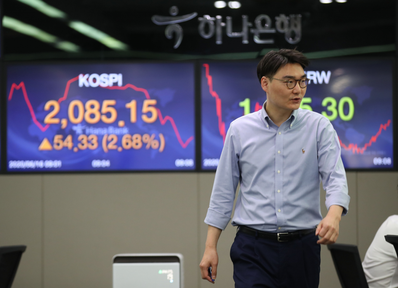 코스피가 3% 가까이 반등하면서 출발한 16일 오전 서울 중구 하나은행 본점 딜링룸에서 직원이 업무를 보고 있다. 연합뉴스
