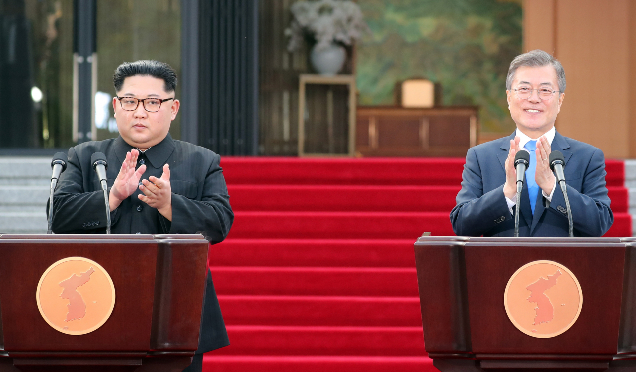 북한 조선인민군 총참모부는 16일 발표한 공개보도를 통해 남북합의로 비무장화된 지역 재진출과 대남전단 살포를 예고하며 남북합의 파기를 시사했다. 문재인 대통령과 김정은 국무위원장이 2018년 4월 판문점선언 합의를 발표하고 손뼉을 치고 있다. [헤럴드DB]