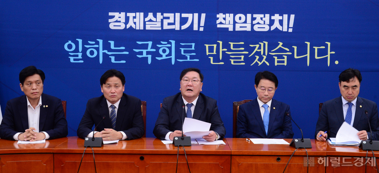 [헤럴드경제=이상섭 기자] 16일 오전 서울 여의도 국회에서 열린 더불어민주당 원내대책회의에 참석한 김태년 더불어민주당 원내대표가 현안관련 발언을 하고 있다. babtong@heraldcorp.com