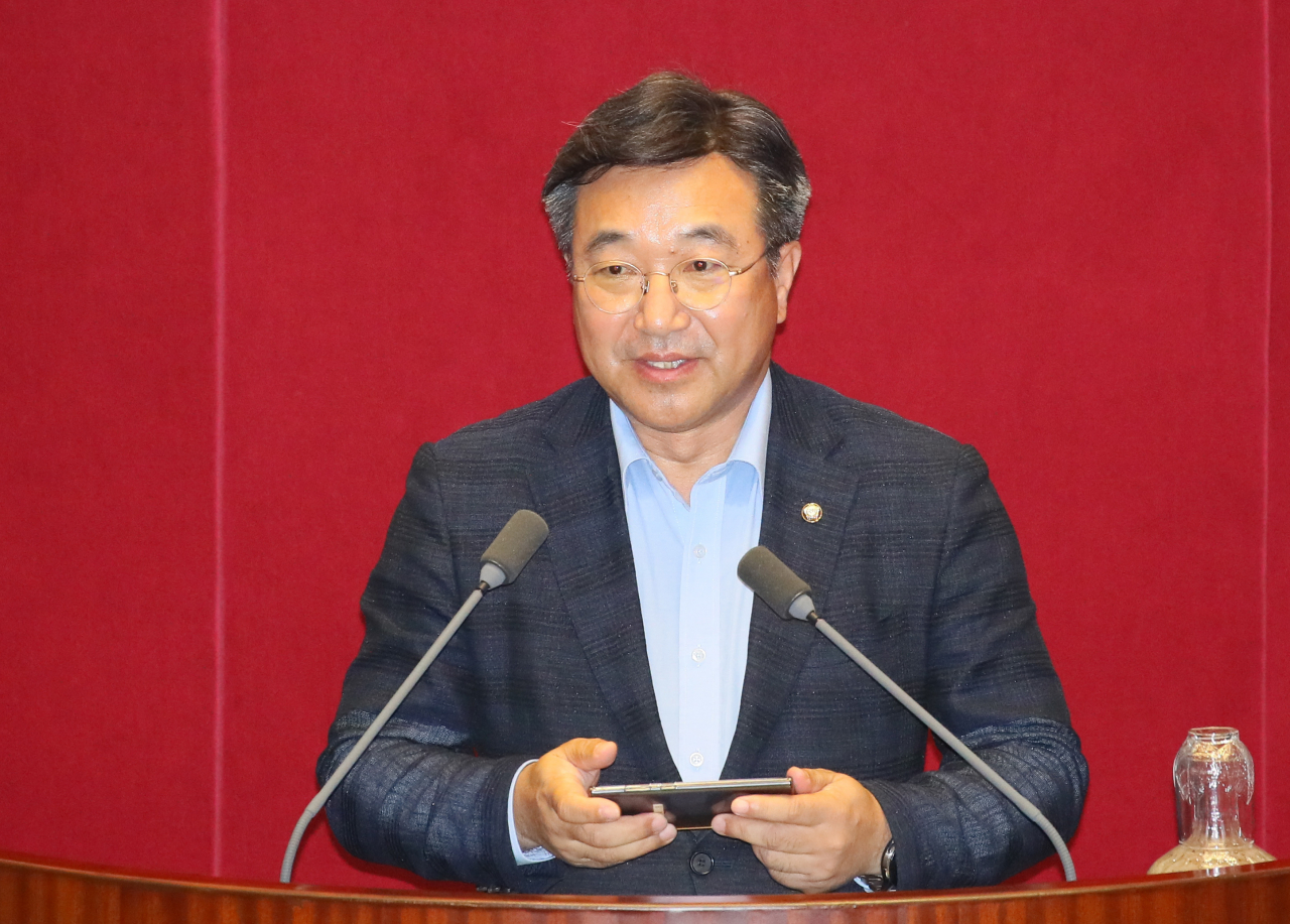 더불어민주당 소속 윤호중 국회 법제사법위원장이 15일 국회 본회의에서 당선인사하고 있다. [연합]
