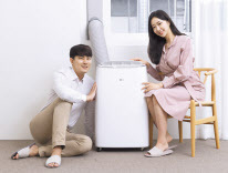 때이른 더위에 LG전자 이동식 에어컨(사진)이 불티나게 팔리고 있다. 출시 2주만에 재고물량 부족으로 한달 이상 대기하는 수요가 생겨나고 있다. LG전자 내부에서도 예상밖 흥행에 놀라며 당초 계획했던 생산량을 증대해 성수기에 대비한다는 계획이다.
16일 가전업계에 따르면, LG전자 이동식 에어컨은 지금 구입하면 7월 중순에 받을 만큼 인기다. 지난달 29일 본격 판매에 들어간지 보름 만의 돌풍이다. 틈새공략을 통한 또 다른 ‘대박 가전’을 예고하고 있다.
LG전자 베스트샵 직원은 “갑작스런 불볕더위에 고객 문의가 지난달보다 5배 이상 늘었다”며 “전국적으로 주문량이 폭증해 매장 전시 물량도 부족 실정”이라고 말했다.
LG전자 이동식 에어컨은 별도의 실외기가 필요없어 집안 곳곳으로 이동이 자유로운 것이 특징이다. 이사를 자주하거나 실외기 설치가 어렵고 벽에 구멍을 뚫기 힘든 한국형 주택을 겨냥한 것이 적중했다.
이 제품은 한국 창틀을 고려한 맞춤형 간편설치 키트가 실외기 역할을 대신한다. 사용자가 직접 창문을 조금 열어 키트를 설치한 후 더운 바람을 내보내는 배관을 연결하면 된다.
냉방면적은 26㎡(약 8평)이며 냉방, 송풍, 제습 기능도 갖췄다. 도서관 수준의 42dB(데시벨)에 불과한 저소음 냉방도 장점으로 꼽힌다. 가격대 또한 60~70만원대로 대형모델보다 상대적으로 저렴하다. LG전자 관계자는 “예상보다 수요가 많아 공급이 따라가지 못하는 상황”이라며 “생산량을 더 늘려 성수기에 적극 대비할 계획”이라고 말했다. 천예선 기자