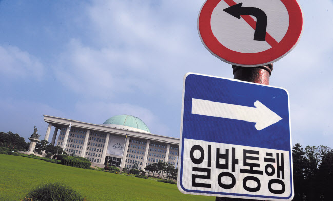 민주당이 법사위를 비롯해 6개의 상임위원장을 선출하면서 이에 반발해 미래통합당 주호영 원내대표가 사퇴를 한 가운데 16일 오전 서울 여의도 국회 앞 도로에 일방통행 표지판이 걸려있다. 이상섭 기자