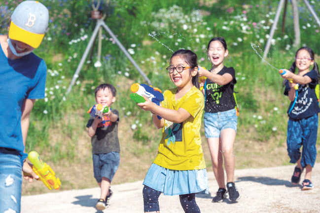 텃밭에 물주고&hellip;신나는 물총놀이