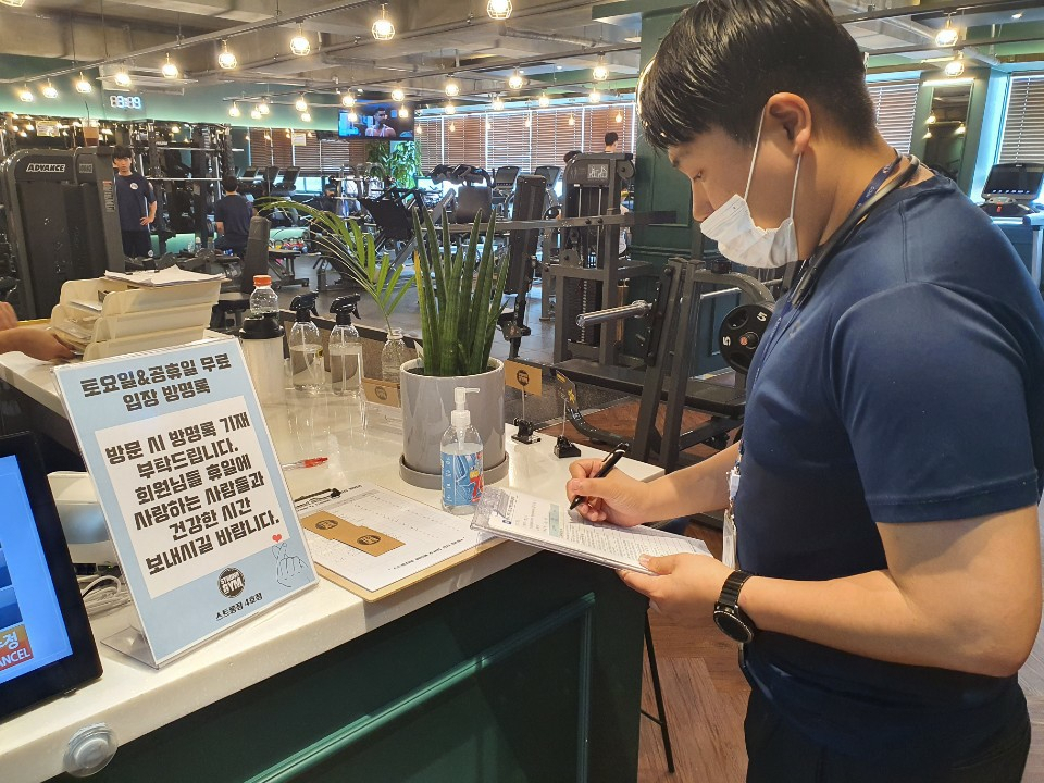 화성도시공사 직원들이 민간체육시설을 점검하고 있다. [화성도시공사 제공]