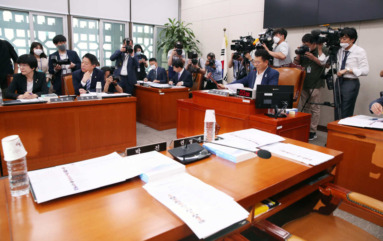 16일 오후 국회 외교통일위원회 전체회의에서 송영길 위원장이 개의를 선언하고 있다. 이날 미래통합당 의원들은 상임위 강제 배정에 항의하며 불참했다. [연합]