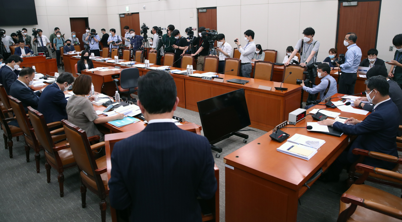 조세영 외교부 제1차관이 16일 오후 국회 외교통일위원회 전체회의에서 업무보고를 하고 있다. 이날 미래통합당 의원들은 상임위 강제배정에 항의하며 불참했다. [연합]