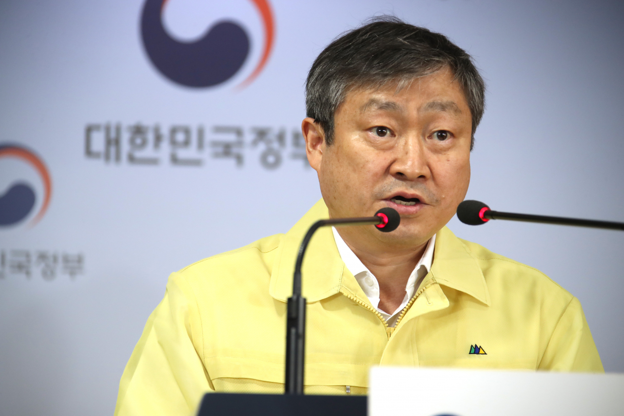 박백범 교육부 차관이 16일 정부서울청사 브리핑실에서 수도권 지역 강화된 밀집도 최소화 조치에 따른 등교수업의 안정적인 현장 안착을 위한 교육 지원 방안에 대한 브리핑을 하고 있다. [연합]
