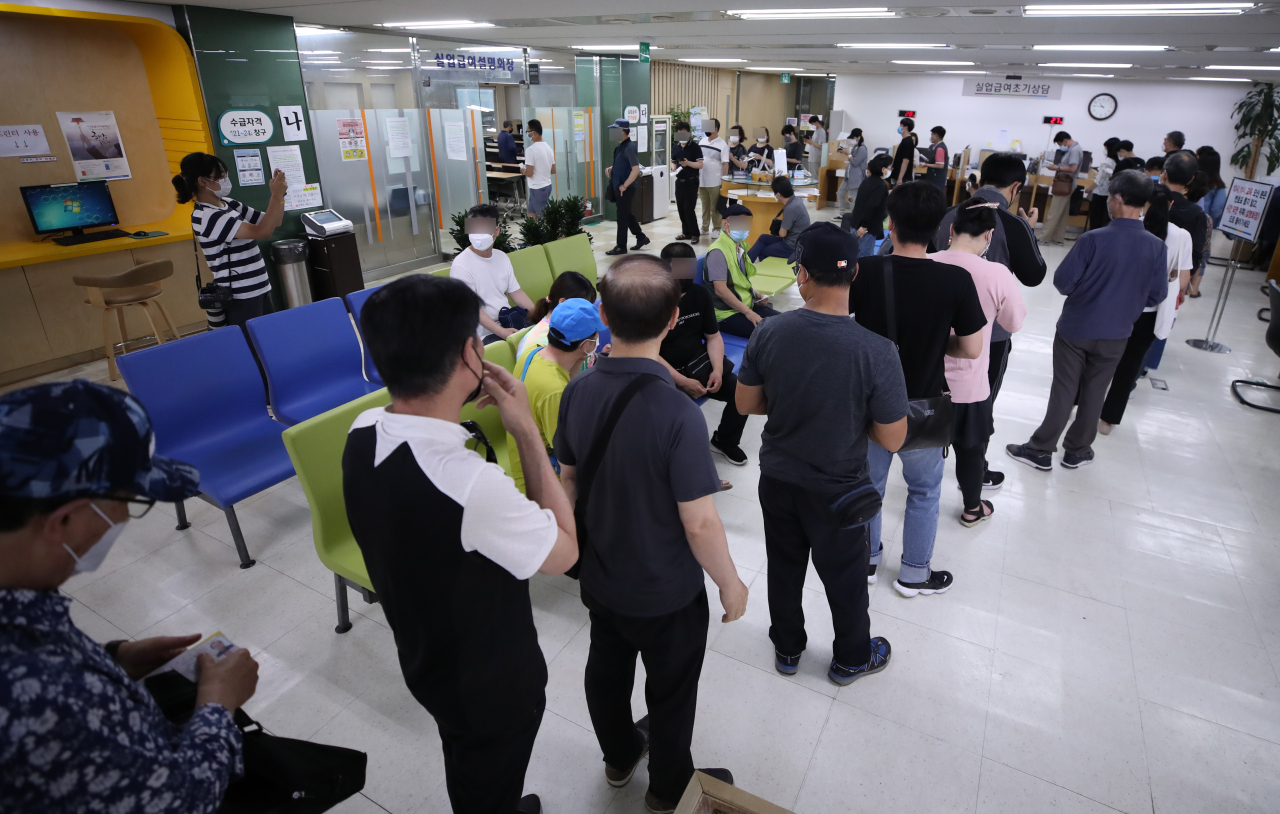 Job seekers line up at an employment welfare center in Seoul’s Jung-gu to enter a seminar on unemployment benefits. Young Koreans have been facing difficulties in gaining employment, as the number of job openings has sharply fallen as businesses struggle amid the novel coronavirus outbreak. (Yonhap)