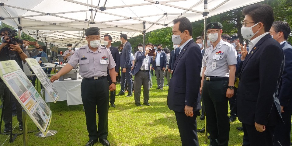 Prime Minister Chung Sye-kyun, second from left, is briefed Wednesday by a military official on Korean's progress on military drone development. The Defense Ministry is planning to buy five more hydrogen-powered vehicles for military purpose by the end of next year while reviewing to use hydrogen-run drones made by Doosan Mobility Innovation for military operations. (Ko Jun-tae/The Korea Herald)