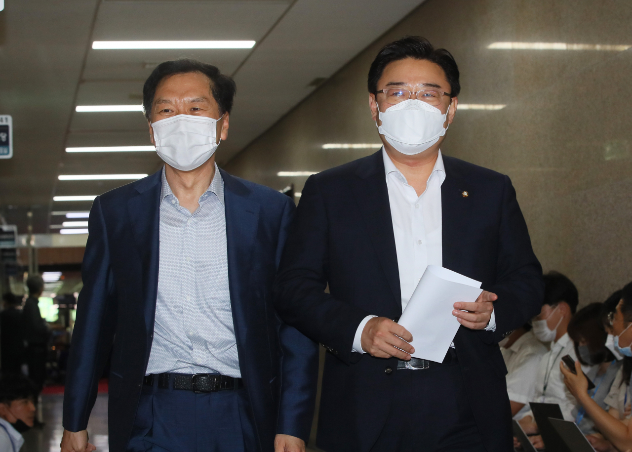 김성원 미래통합당 원내수석부대표(오른쪽)와 김기현 의원이 16일 국회에서 열린 중진의원 모임에 입장하고 있다. [연합]