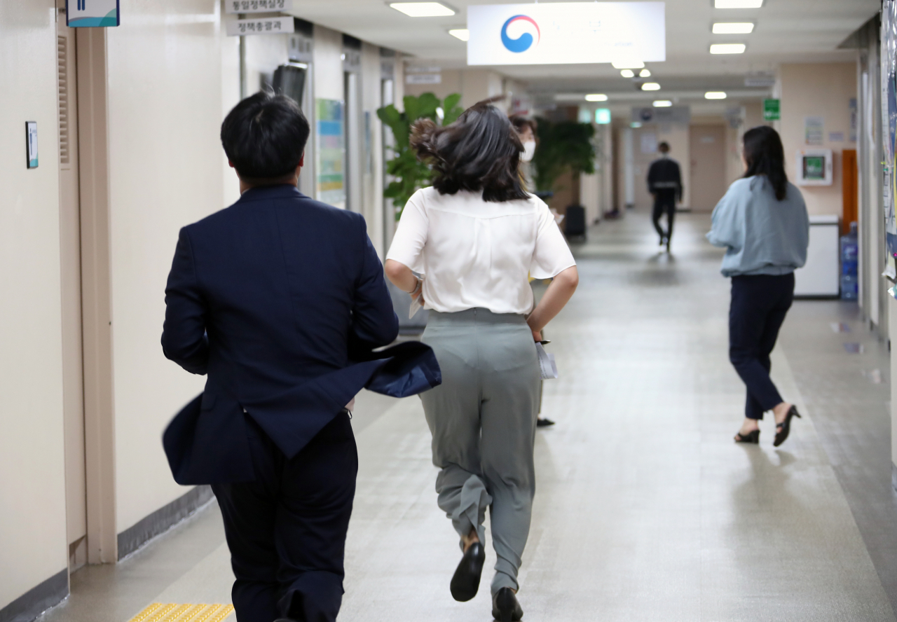 북한이 개성 공동연락사무소 청사를 폭파한 것으로 알려진 16일 오후, 정부서울청사 내 복도에서 통일부 직원이 급박하게 뛰고 있다. [연합]